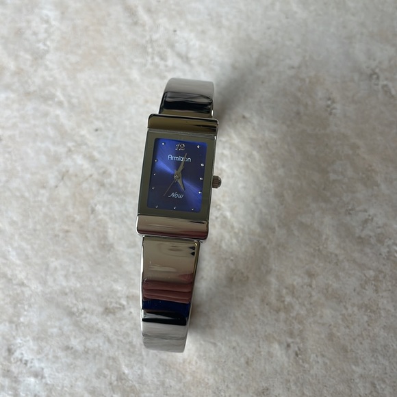 Armitron lady battery water resistant stainless steel - Picture 2 of 5